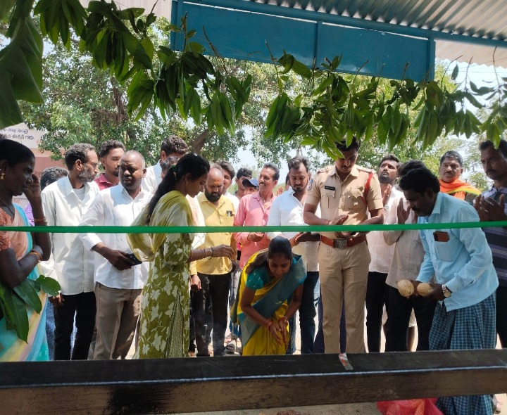 బస్ షెల్టర్‌ను ప్రారంభించిన ఎస్ఐ ప్రవీణ్ కుమార్