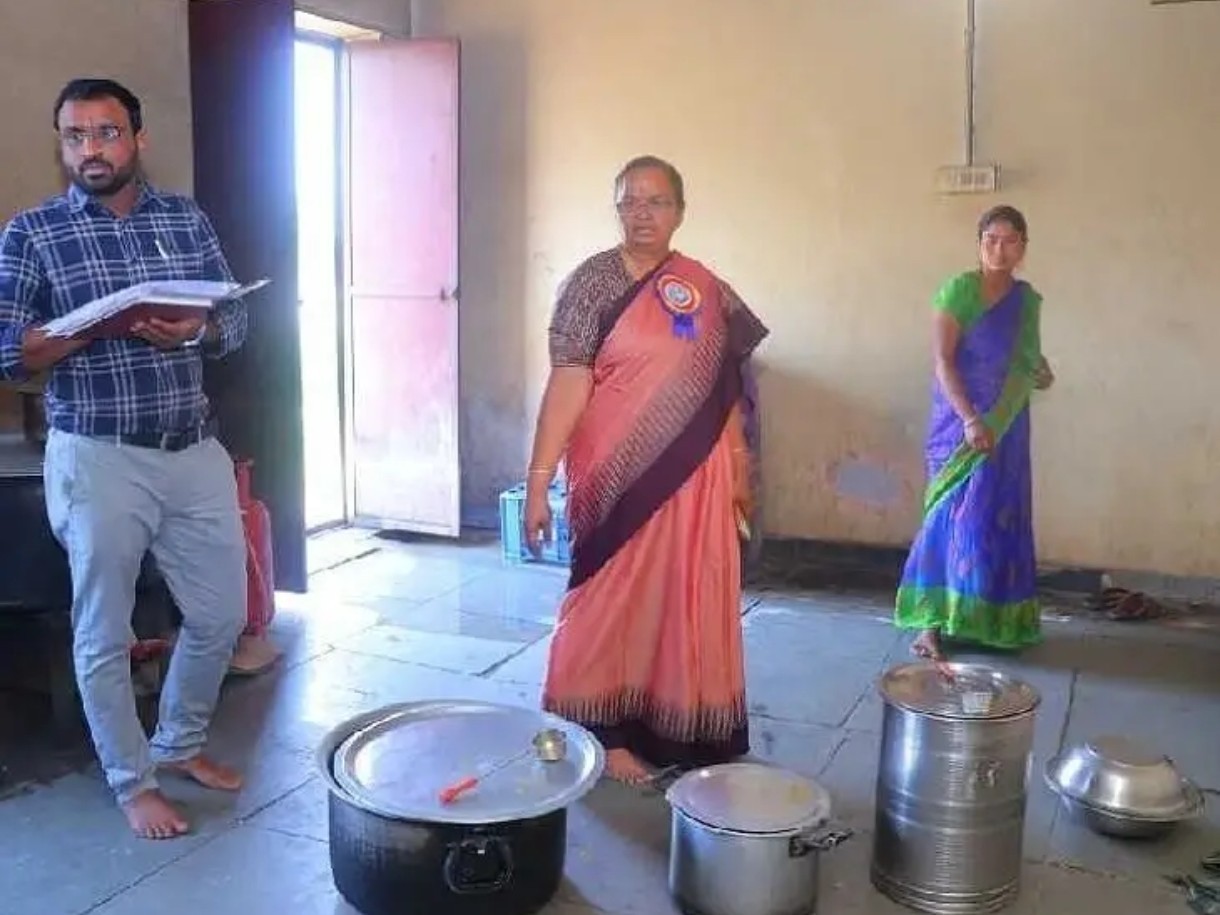 వంట సిబ్బందిపై కలెక్టర్ ఆగ్రహం