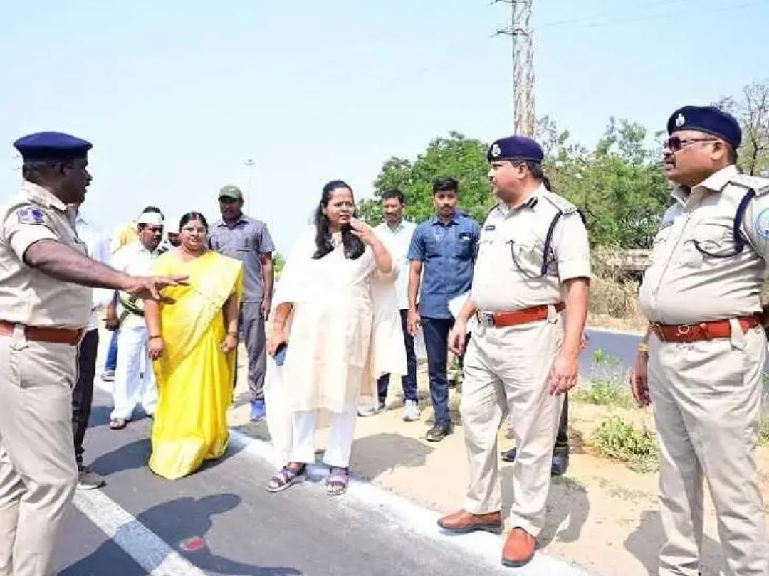 హైవేపై మరమ్మత్తులను పరిశీలించిన కలెక్టర్