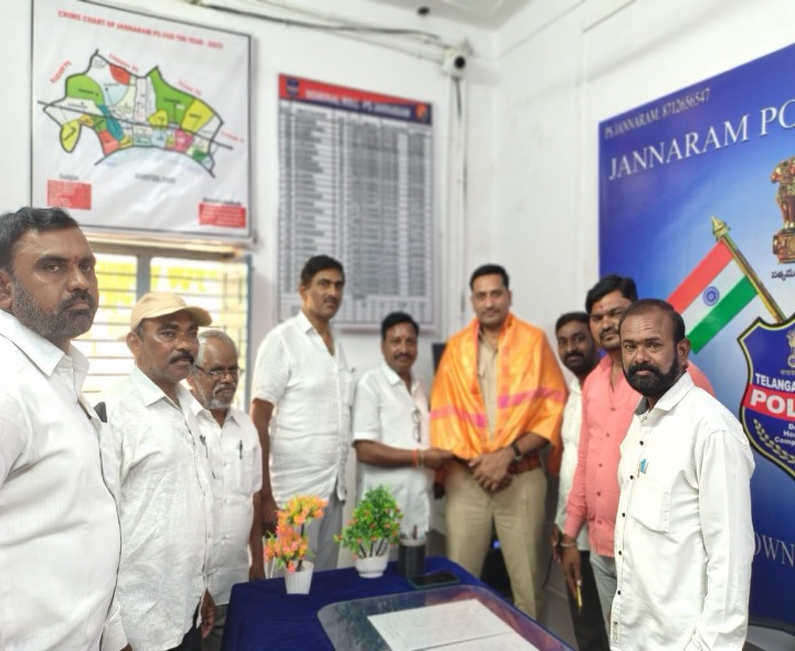 ఎస్ఐని సన్మానించిన బీసీ సంఘం నాయకులు