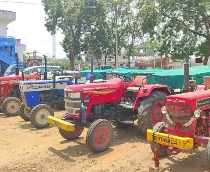 ఇసుక తరలిస్తున్న నాలుగు ట్రాక్టర్లను సీజ్