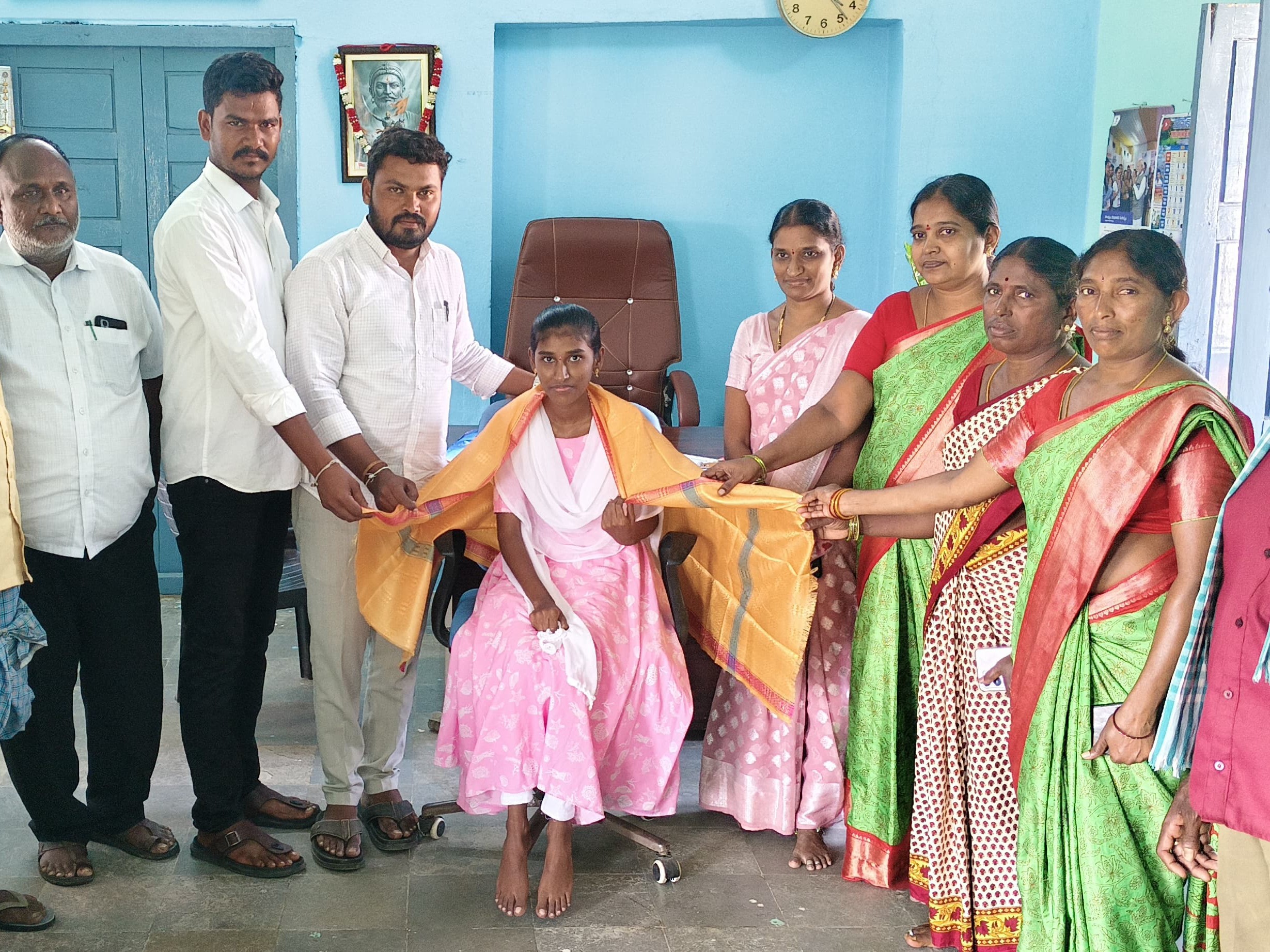 ప్రతిభ కనబరిచిన అఖిలను సన్మానించిన సర్పంచ్