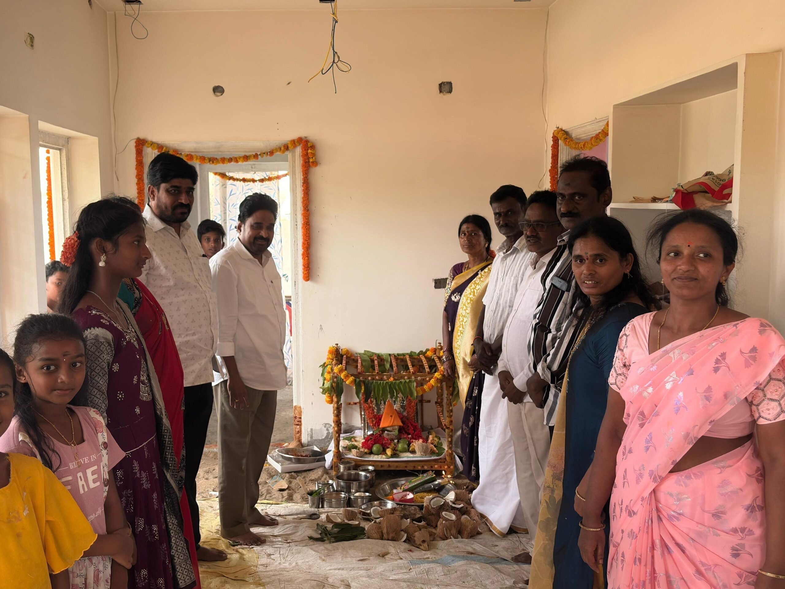 ఇందిరమ్మ ఇళ్లను ప్రారంభించిన కాంగ్రెస్ నాయకులు