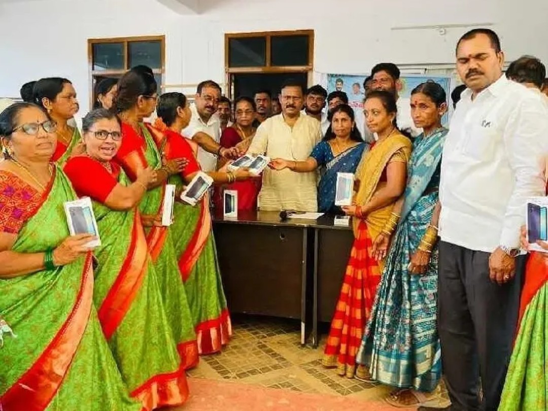 అంగన్వాడీ టీచర్లకు స్మార్ట్ ఫోన్స్ పంపిణీ చేసిన ఎమ్మెల్యే