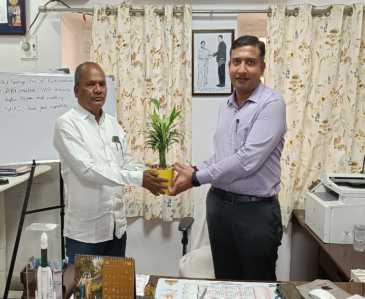 కలెక్టర్ రాజర్షి షాను కలిసిన అదనపు కలెక్టర్ చిత్రు