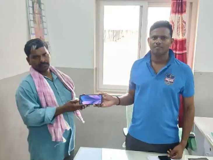 మొబైల్ రికవరీ చేసి అప్పగించిన పోలీసులు