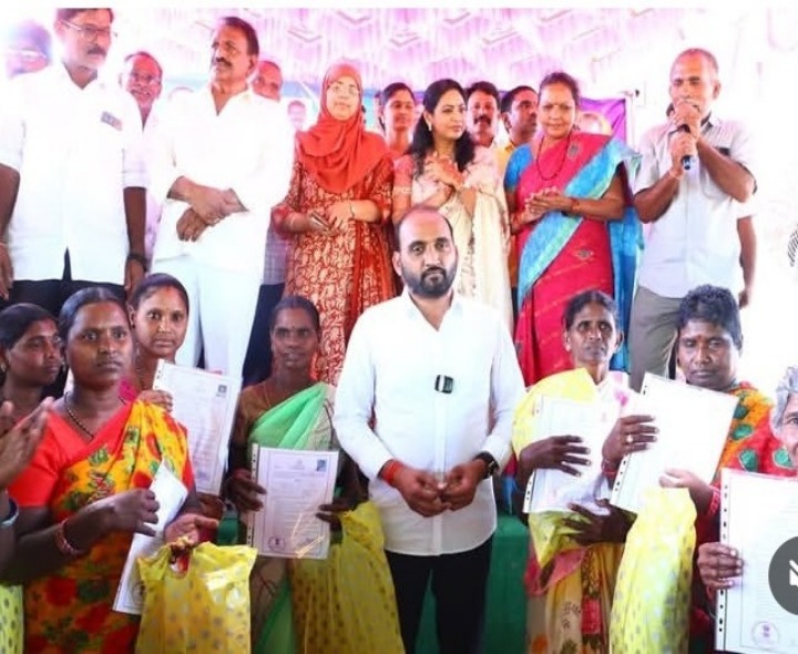 ఎస్టీలకు ఇళ్ల పట్టాలు అందజేసిన ఎమ్మెల్యే