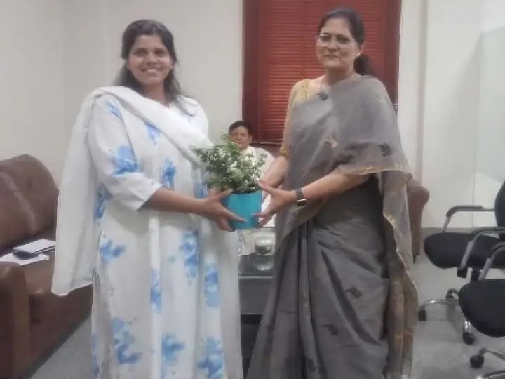 కలెక్టర్‌ను కలిసిన IIHFW ఛైర్మన్ కవితరెడ్డి