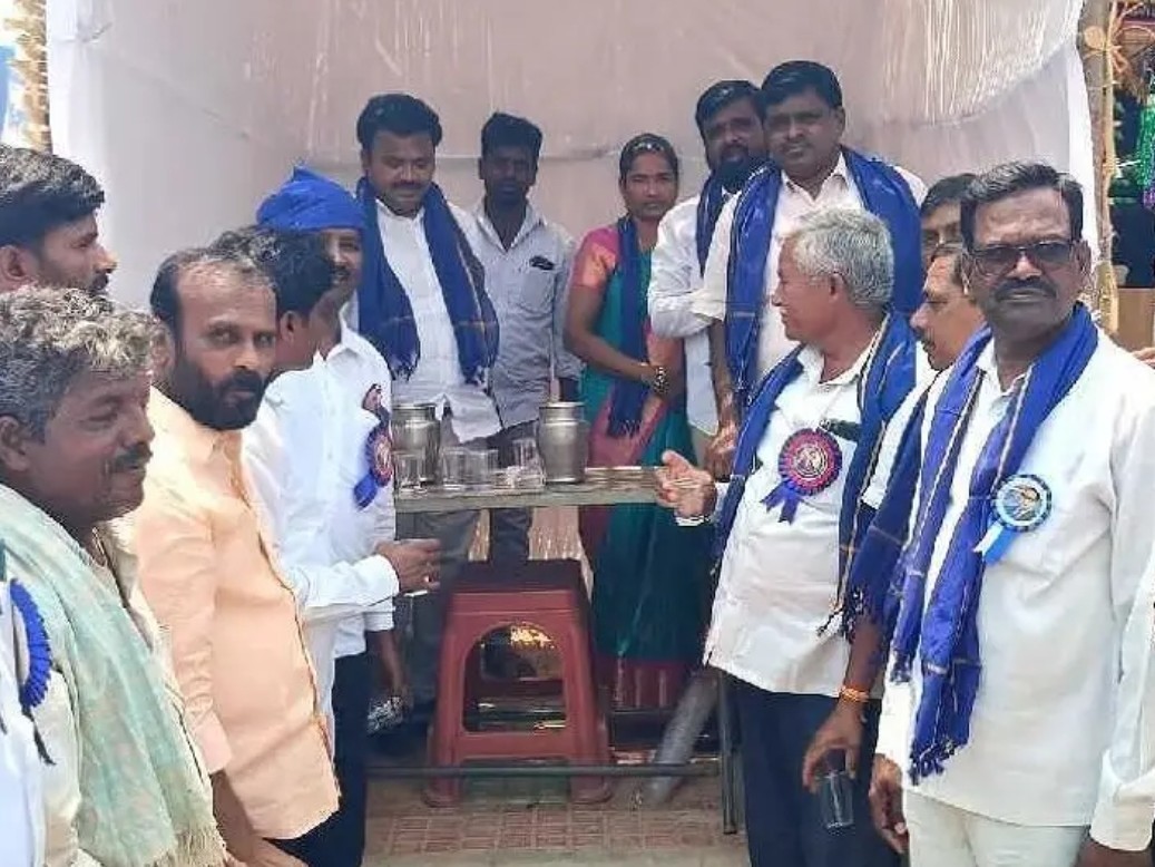 బస్ స్టాప్ సమీపంలో చలివేంద్రం ప్రారంభం