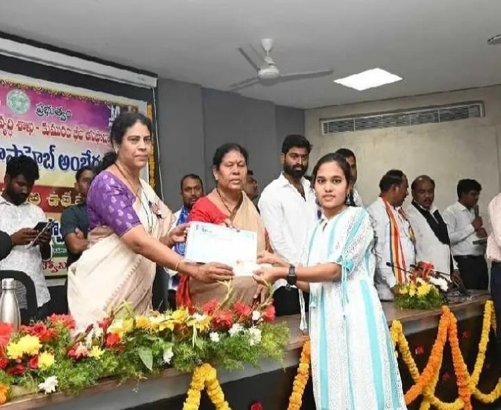 పోటీల్లో విజేతలకు ప్రశంసా పత్రాలు అందజేత