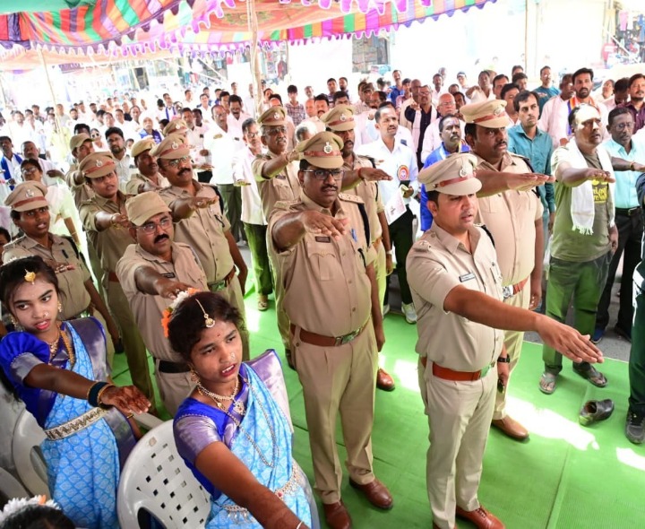 రోడ్డు భద్రత నియమాలను పాటించాలి: SP