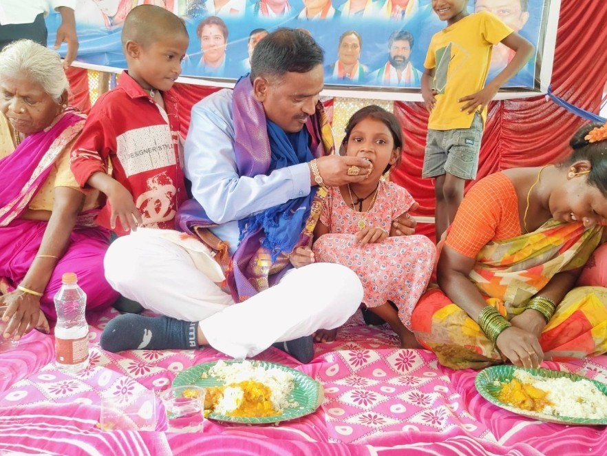 దళితులతో కలిసి సహపంక్తి భోజనం చేసిన విప్ బీర్ల