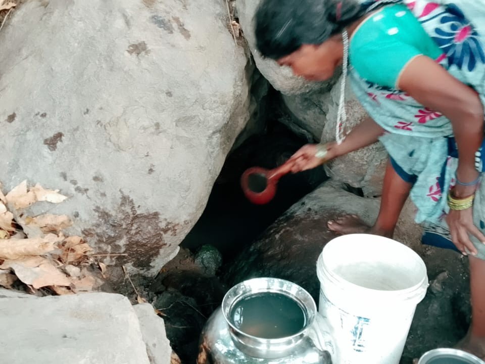నీటి కష్టాలతో గిరిజన కుటుంబాల వేదన