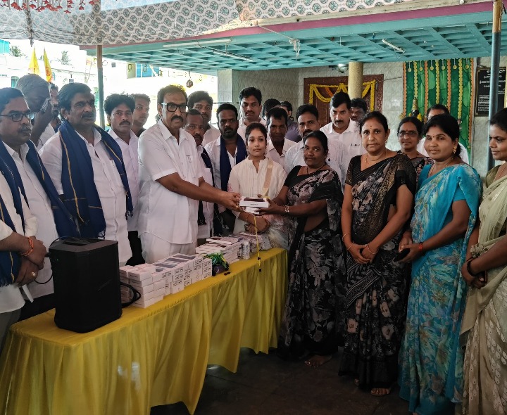 వెలుగు వీఓఏలకు స్మార్ట్‌ఫోన్లు పంపిణీ చేసిన ఎమ్మెల్యే