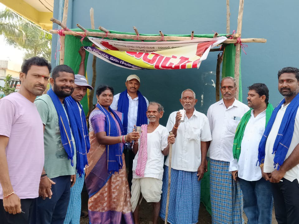 చలివేంద్రాన్ని ప్రారంభించిన గ్రామ సర్పంచ్