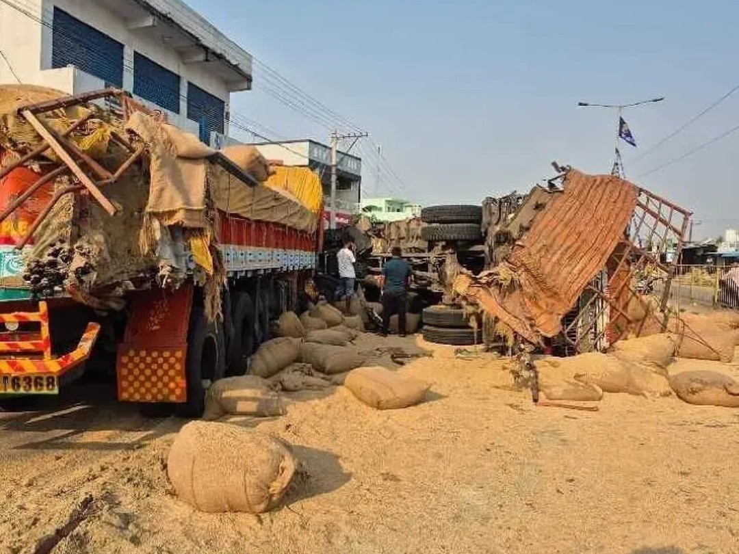 ఆగి ఉన్న లారీని ఢీకొట్టిన డీసీఎం