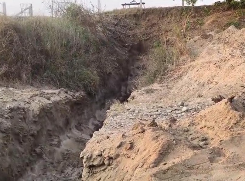 ఏటూరు వెళ్లే దారికి అడ్డంగా గండి..!