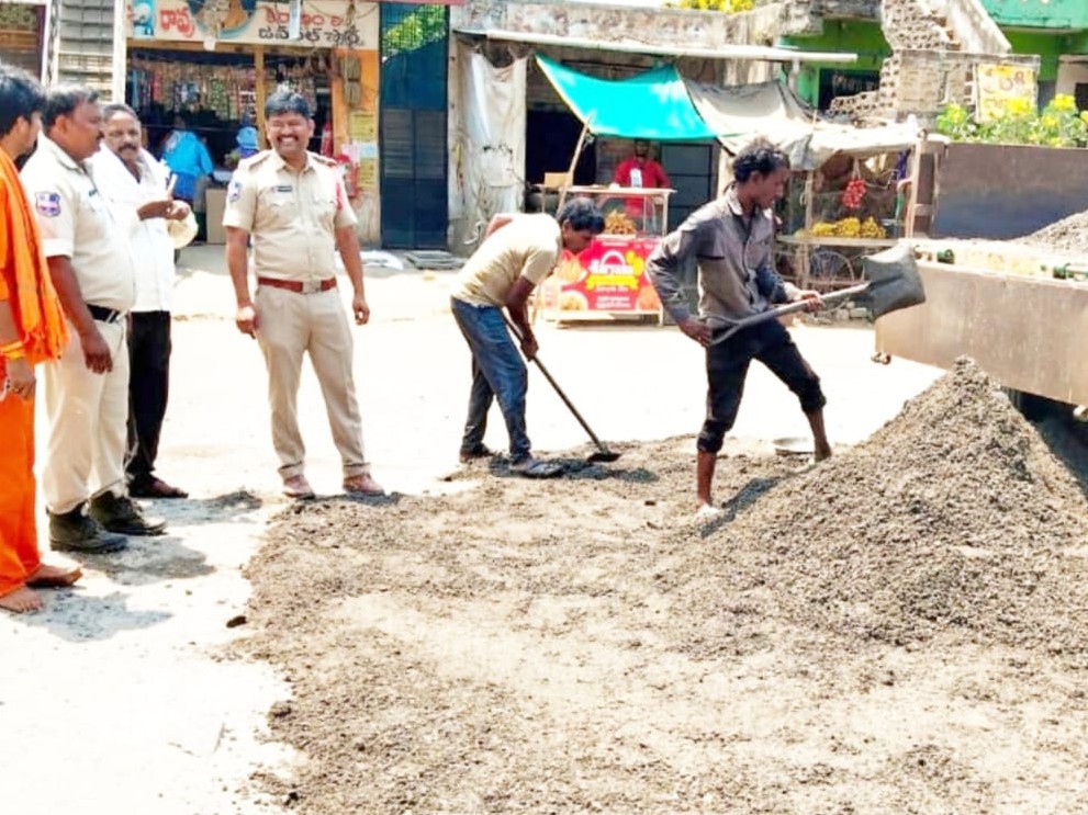 రోడ్డుపై గుంతలు.. పూడిపించిన ఎస్సై