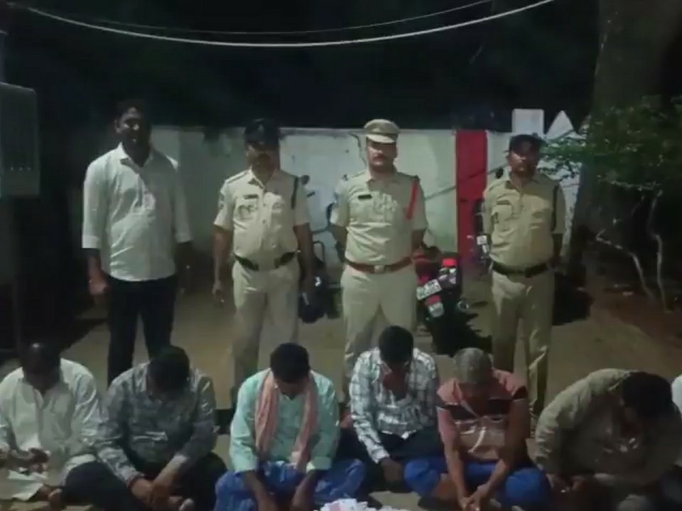 పేకాట స్థావరం పై దాడి.. ఆరుగురు అరెస్ట్