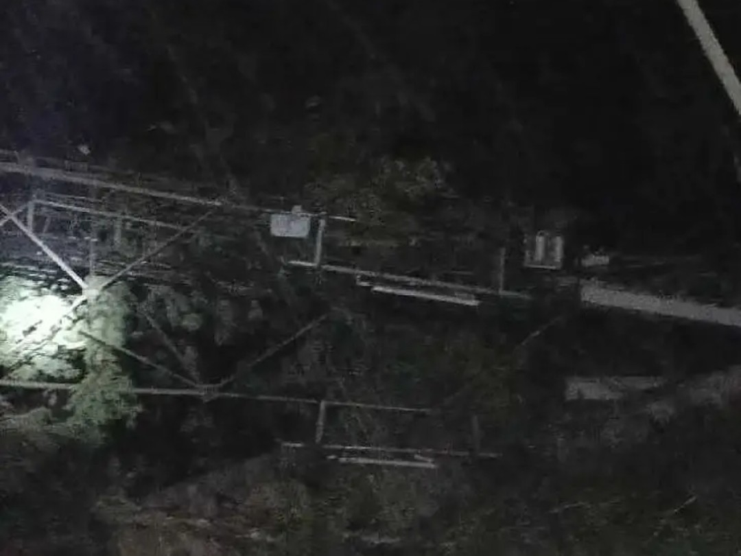 వర్షానికి కూలిన BSNL టవర్