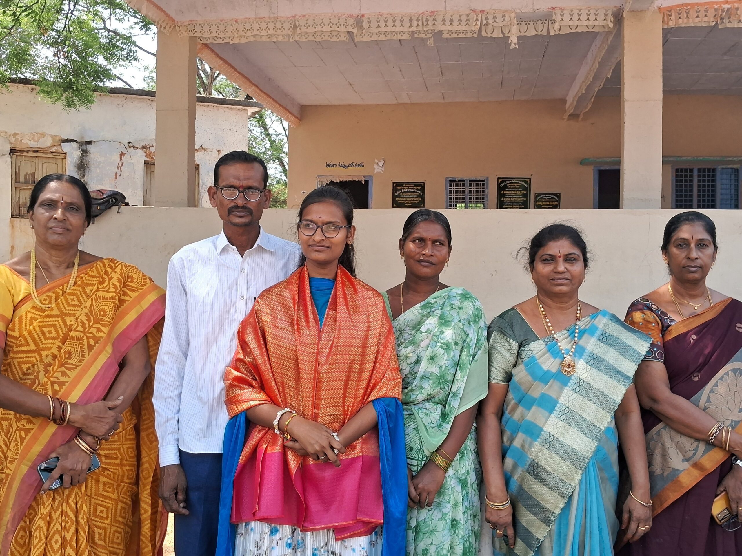 పేదరికం చదువుకు అడ్డు కాదని నిరూపించిన విద్యార్థిని