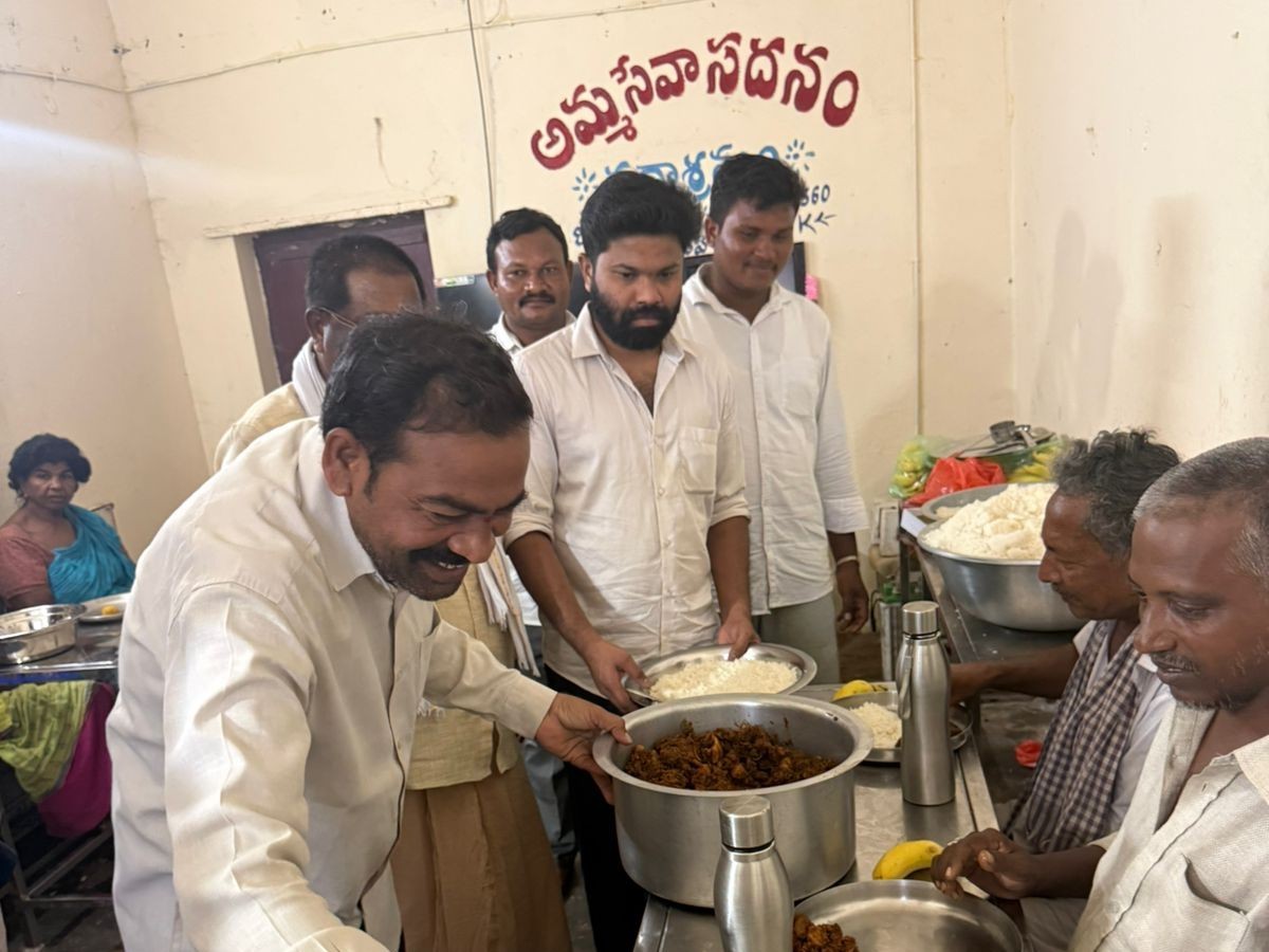 వృద్ధాశ్రమానికి విరాళం అందజేసిన మాజీ ఎమ్మెల్యే