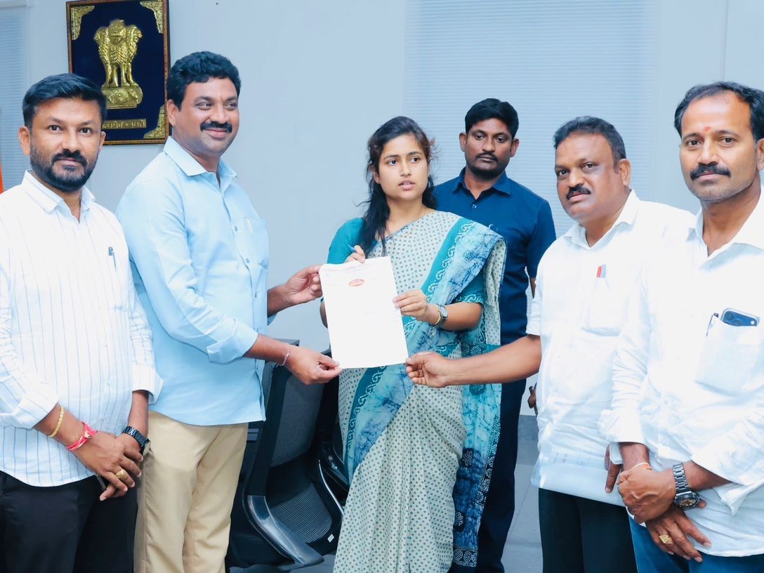 కలెక్టర్ వినతి పత్రం అందజేసిన PRTU