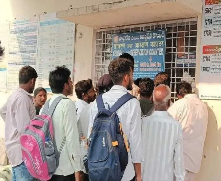 టికెట్ల కోసం ప్రయాణికుల అవస్థలు