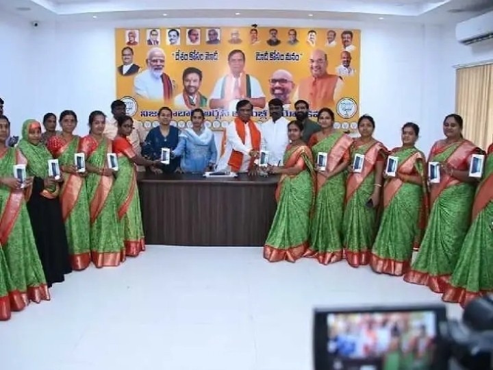 అంగన్వాడీ టీచర్లుకు.. అత్యాధునిక స్మార్ట్ ఫోన్లను పంపిణీ