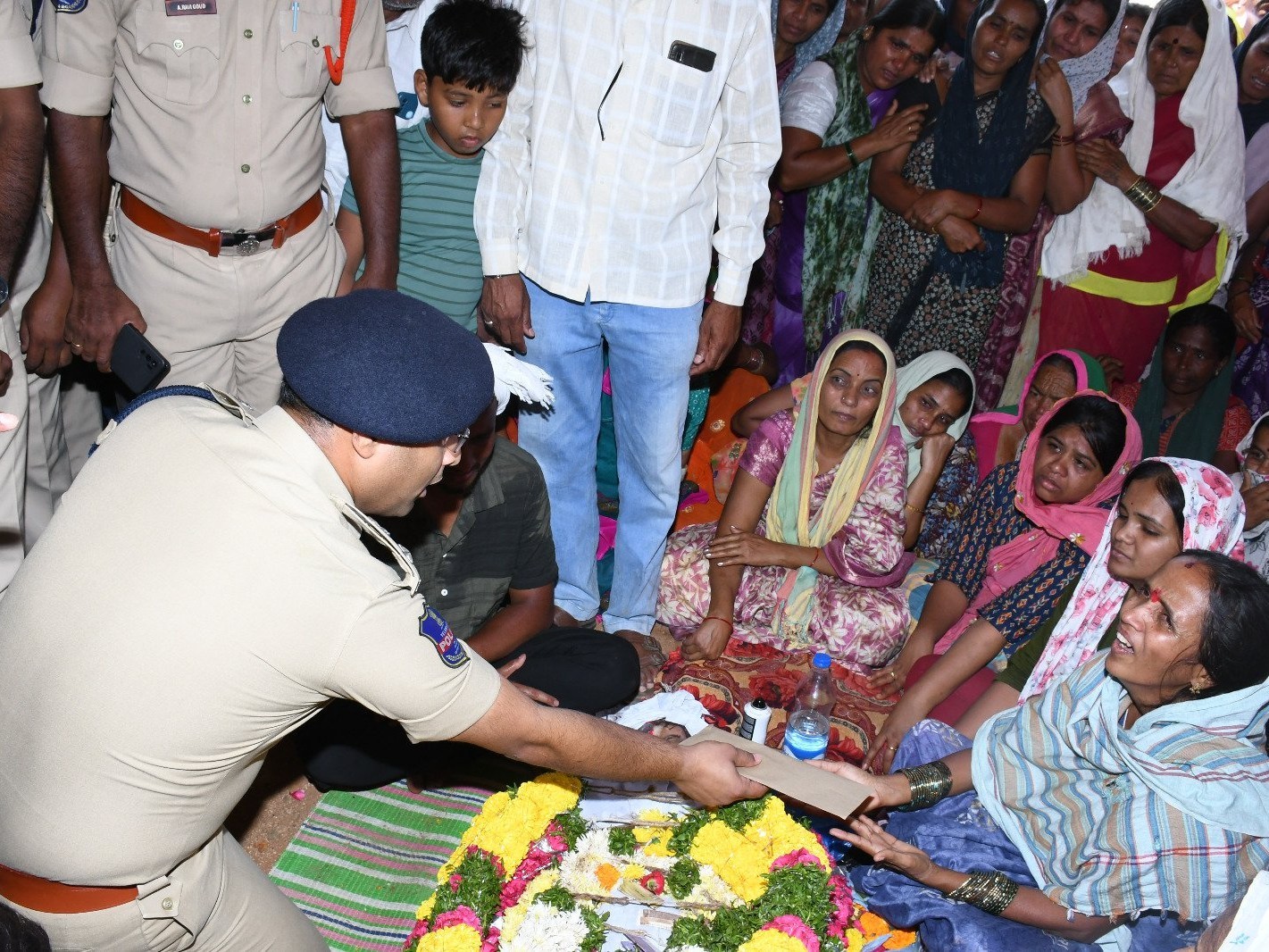 ఏఎస్ఐ గోవింద్ కుటుంబానికి ఎస్పీ పరామర్శ
