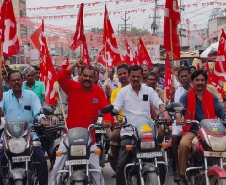పత్తికొండలో బైక్ ర్యాలీ నిర్వహించిన CITU నాయకులు