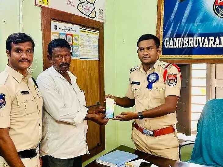 పోగొట్టుకున్న ఫోన్ అందజేత