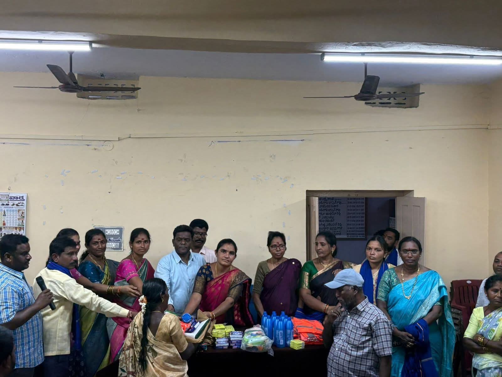 కార్మికులకు నిత్యవసర సరుకుల పంపిణీ