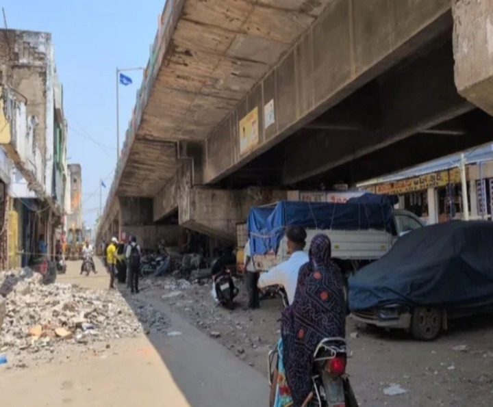‘ఫ్లైఓవర్ కింద అక్రమ టెలాలు పూర్తిగా తొలగించండి’