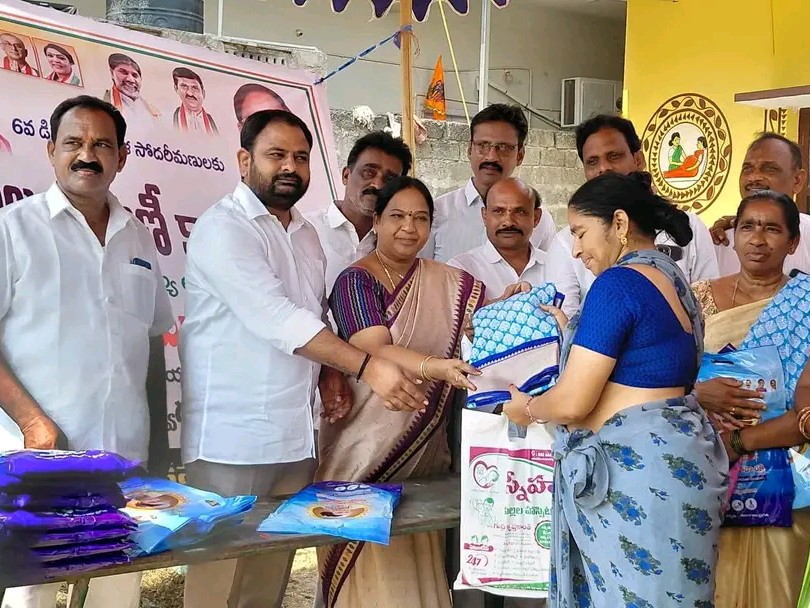 6వ డివిజన్ లో ఇందిరమ్మ చీరలు పంపిణీ