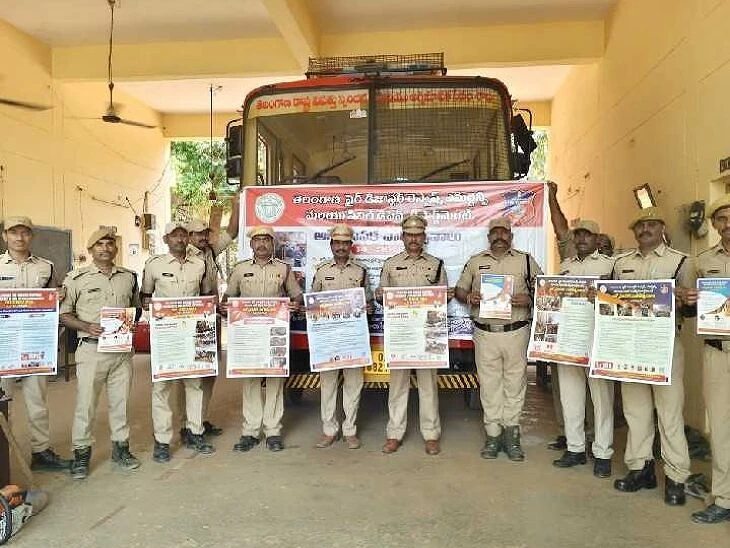 అగ్నిమాపక వారోత్సవాల పోస్టర్ల ఆవిష్కరణ