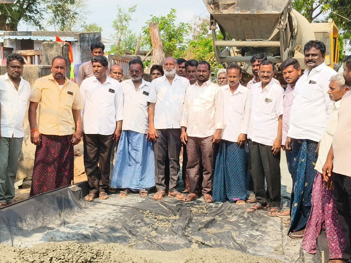 సీసీ రోడ్ల నిర్మాణానికి శంకుస్థాపన చేసిన సర్పంచ్
