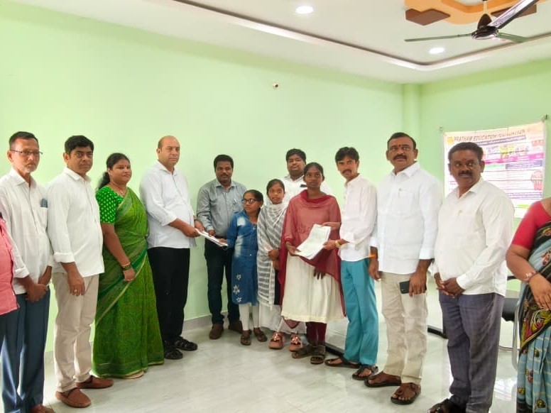 నియామక పత్రాలను అందజేసిన జిల్లా అధ్యక్షుడు