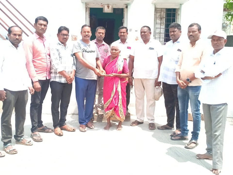 అనారోగ్యంతో ఉన్న మిత్రునికి ఆర్థిక సాయం అందజేత