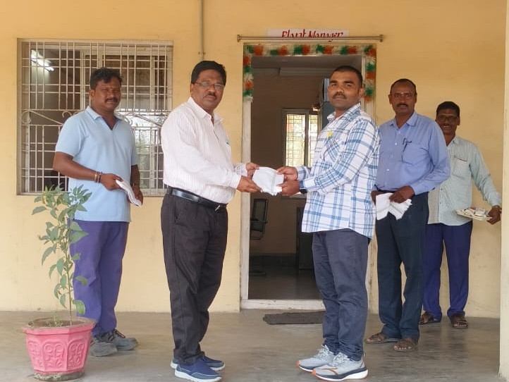 కాంట్రాక్ట్ కార్మికులకు టవల్ మజ్జిగ ప్యాకెట్లు పంపిణీ