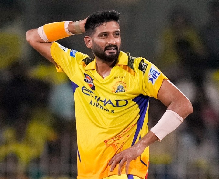 CSKకు షాక్.. స్టార్ పేసర్ దూరం!