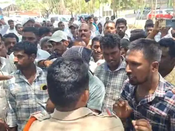 వ్యవసాయ మార్కెట్​ను ముట్టడించిన రైతులు