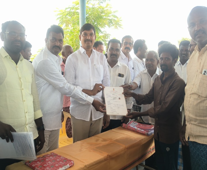 బోట్ లైసెన్స్ పత్రాలను అందజేసిన ఎమ్మెల్యే