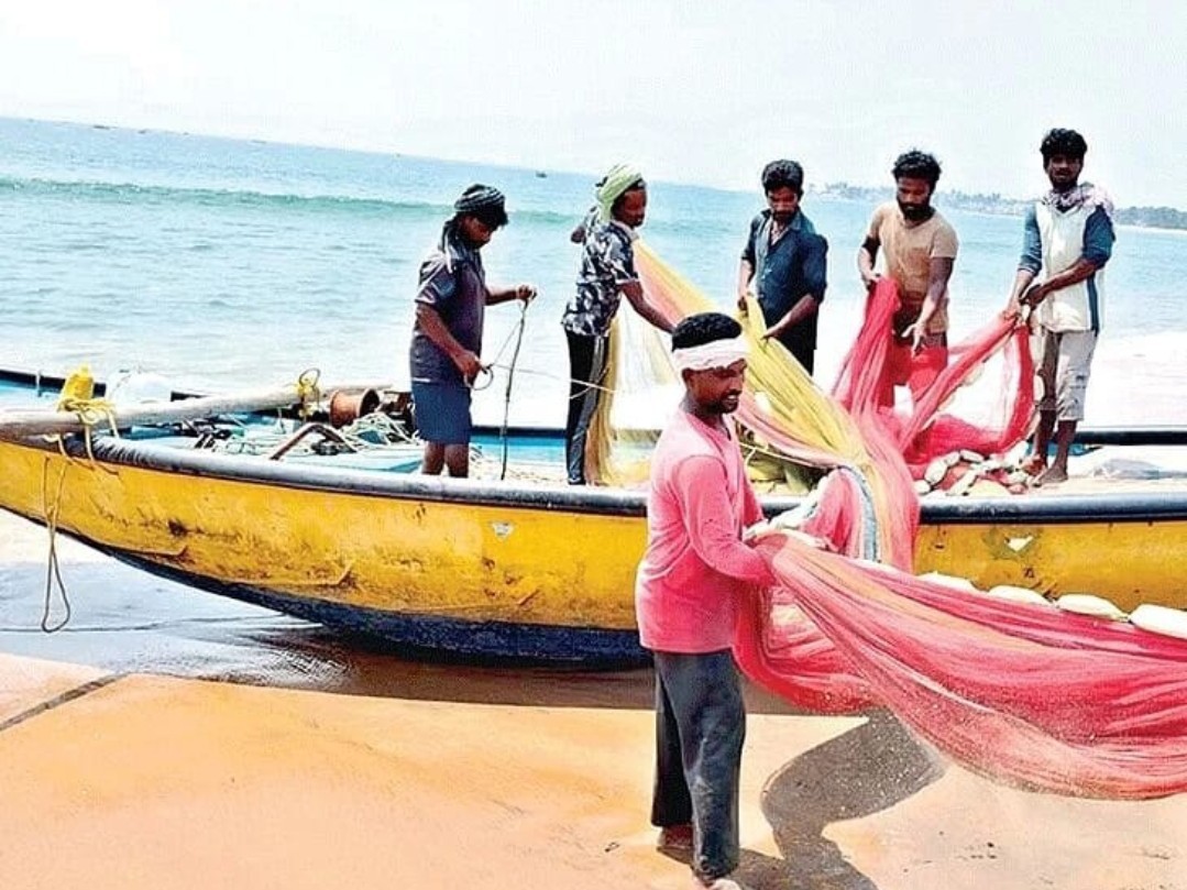 అర్ధరాత్రి నుంచి చేపల వేటకు విరామం