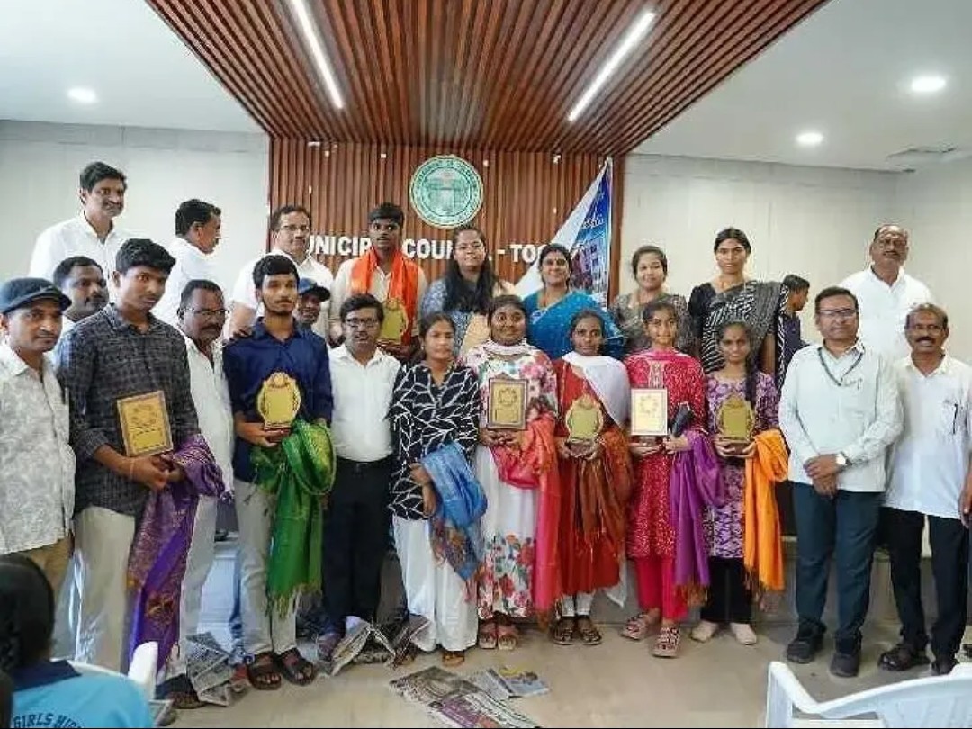 ఇంటర్ విజేతలను సన్మానించిన కలెక్టర్