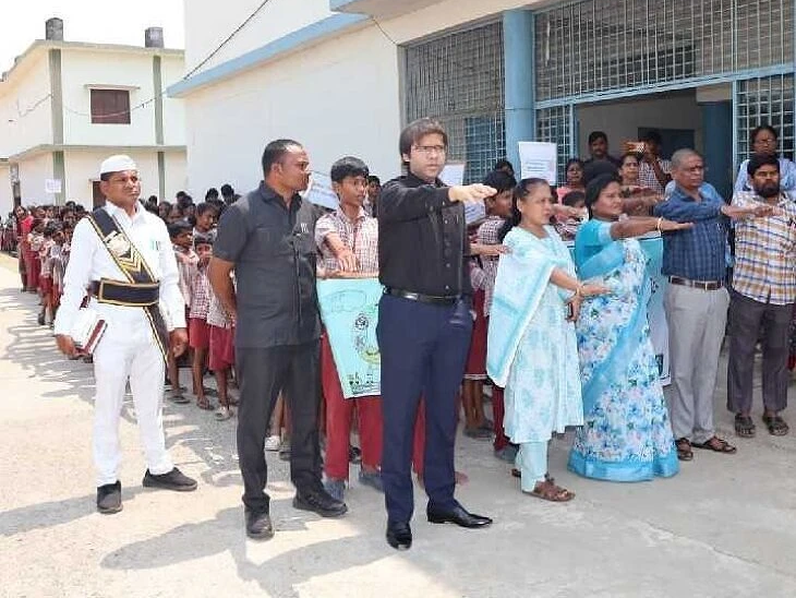 విద్యార్థులు మార్గదర్శకులుగా నిలవాలి: కలెక్టర్