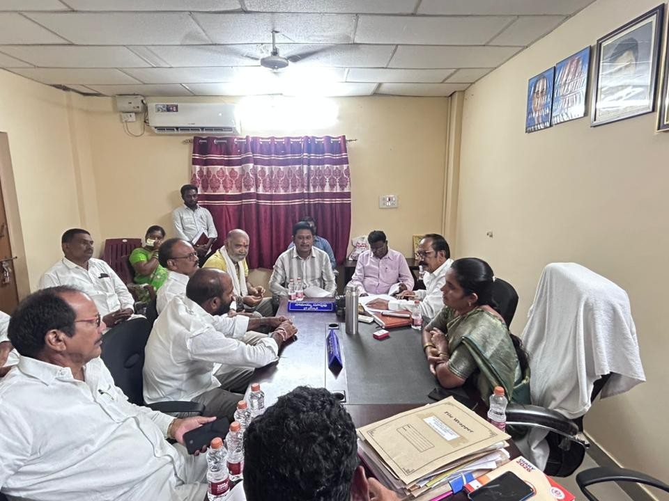 ఇంజనీరింగ్ అధికారులతో రివ్యూ నిర్వహించిన ఎమ్మెల్సీ