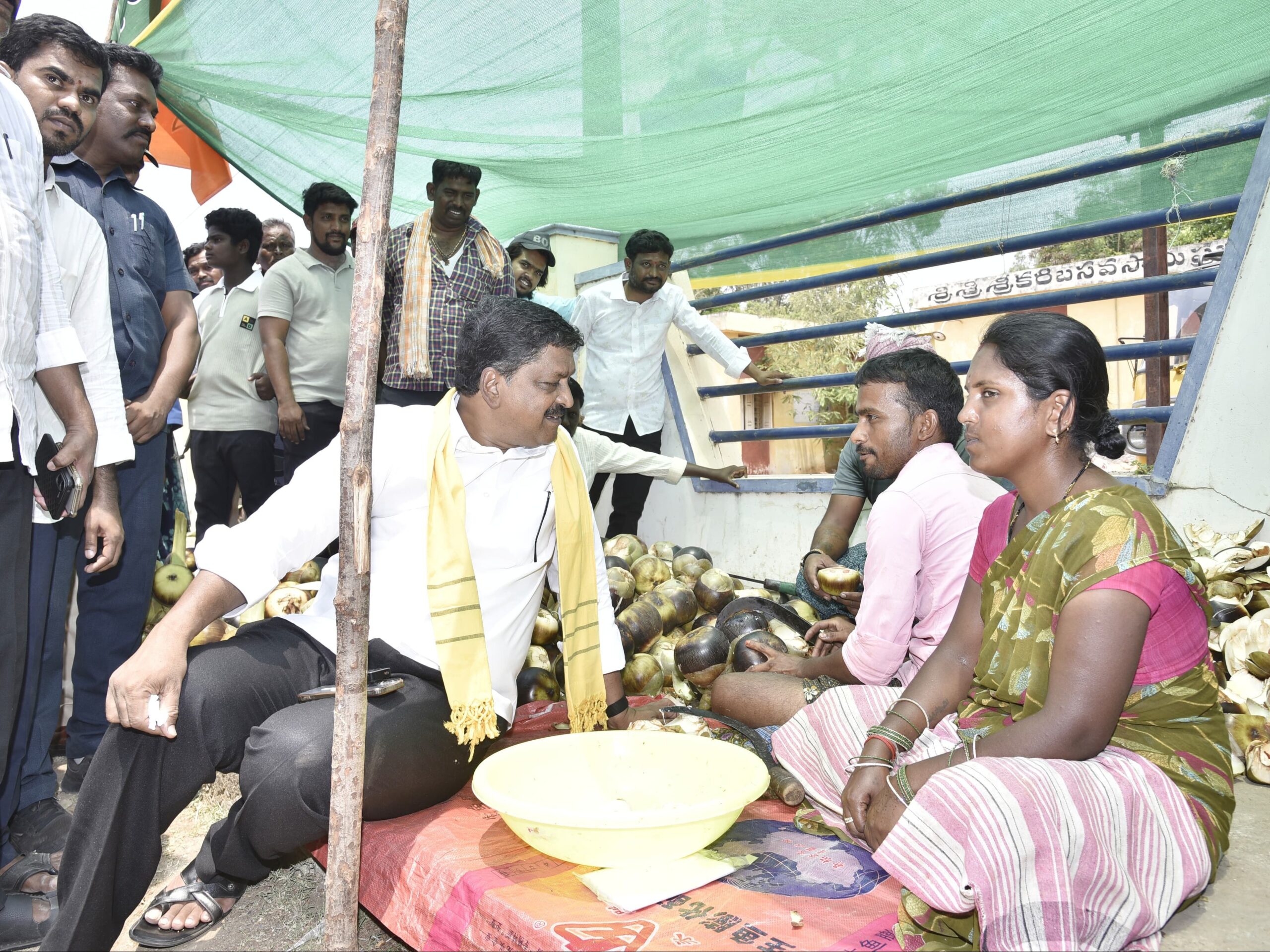 చిరు వ్యాపారులతో మంత్రి పయ్యావుల ముచ్చట