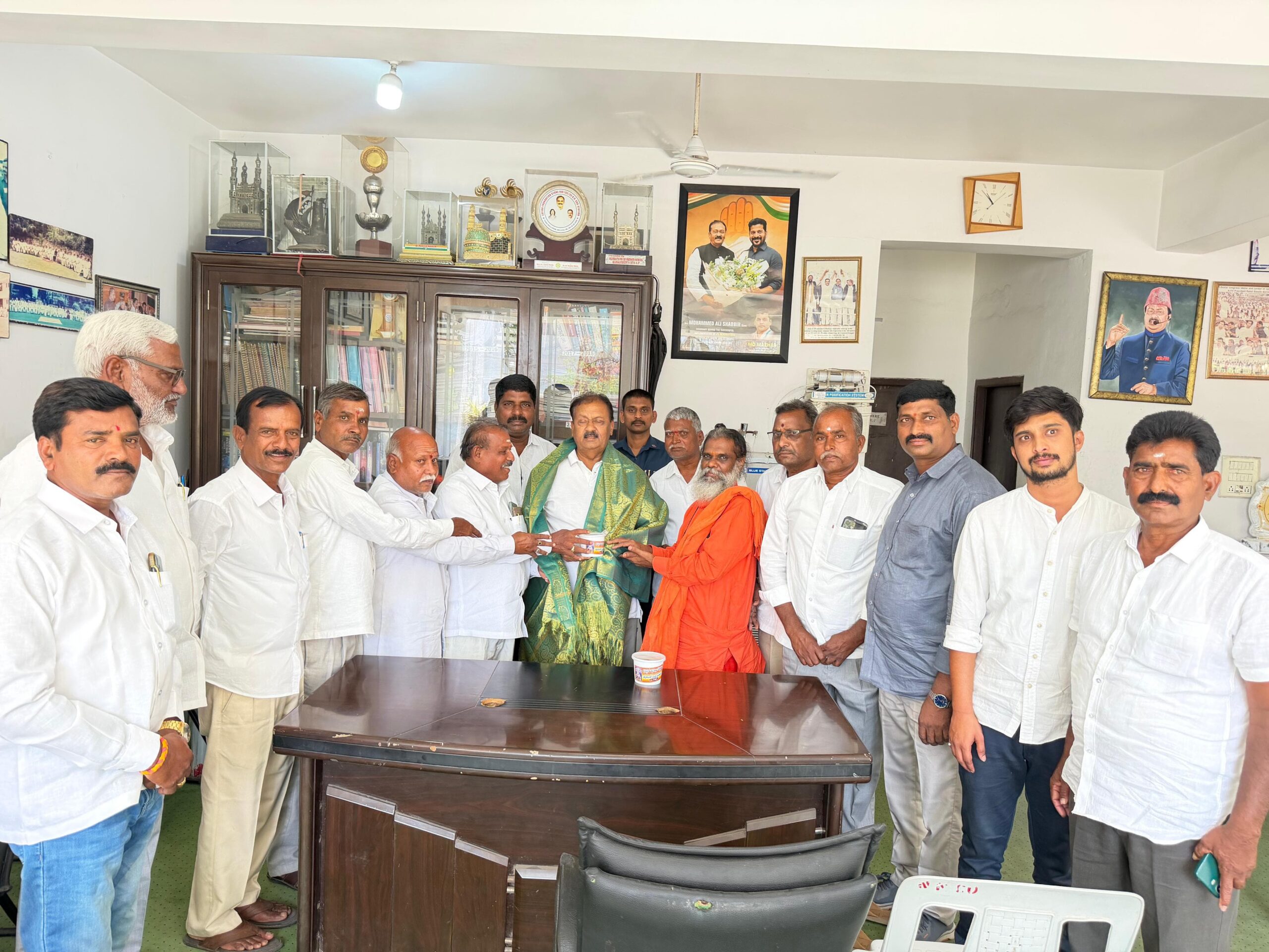 షబ్బీర్ అలీని కలిసిన సిద్ద రామేశ్వర ఆలయ ఛైర్మన్