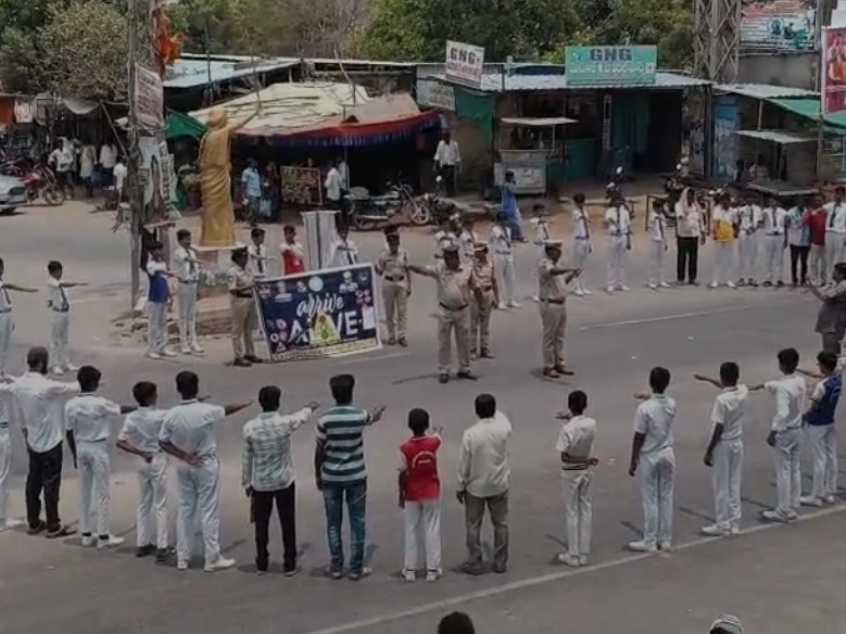 మరికల్‌లో విద్యార్థుల మానవహారం